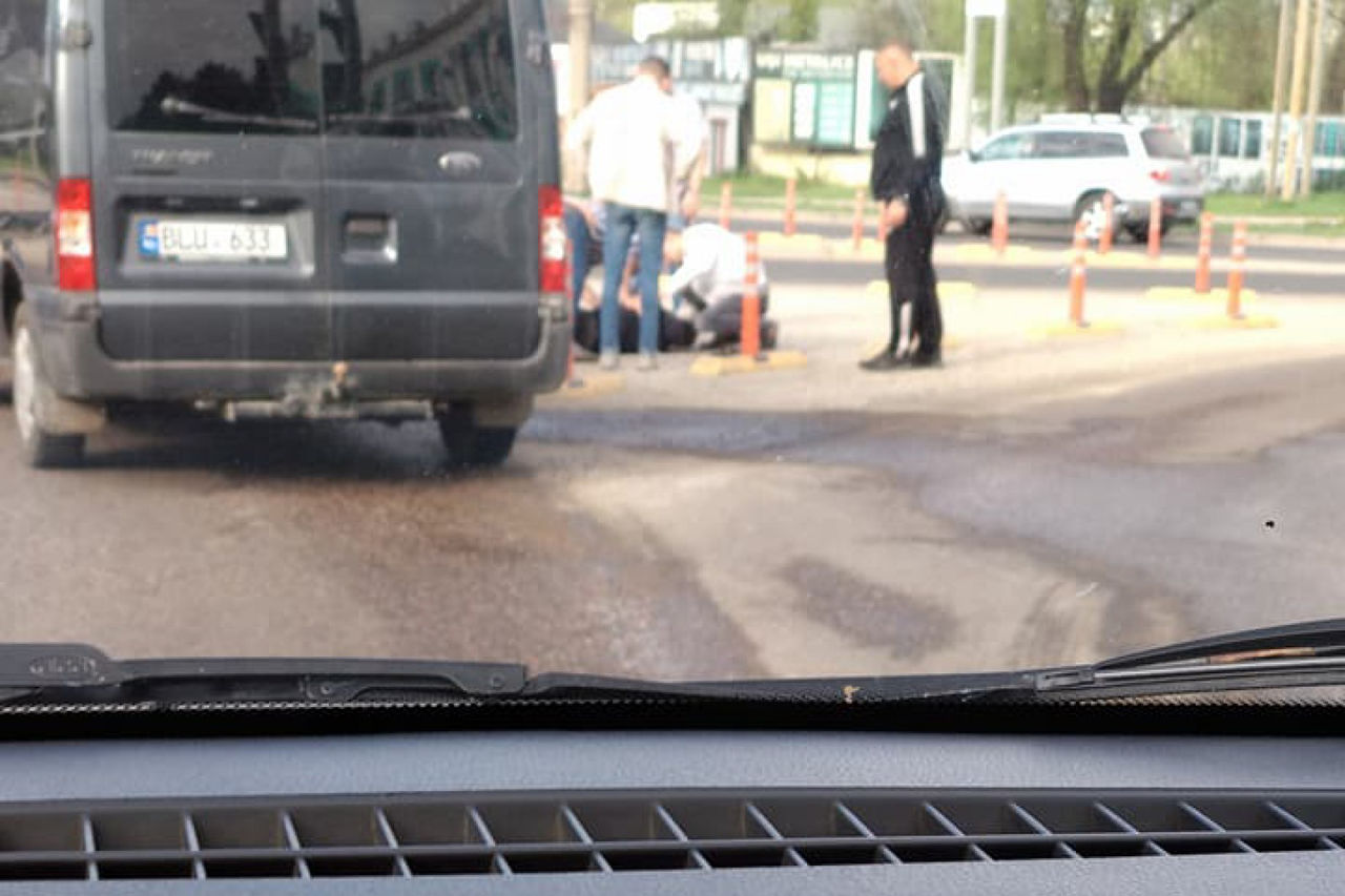 В Кишиневе посреди проезжей части скончался мужчина