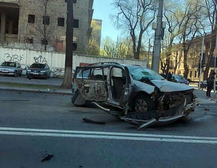 В центре Кишинева столкнулись две легковушки