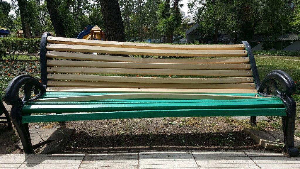 Новые скамейки в парке Кишинева удивили горожан