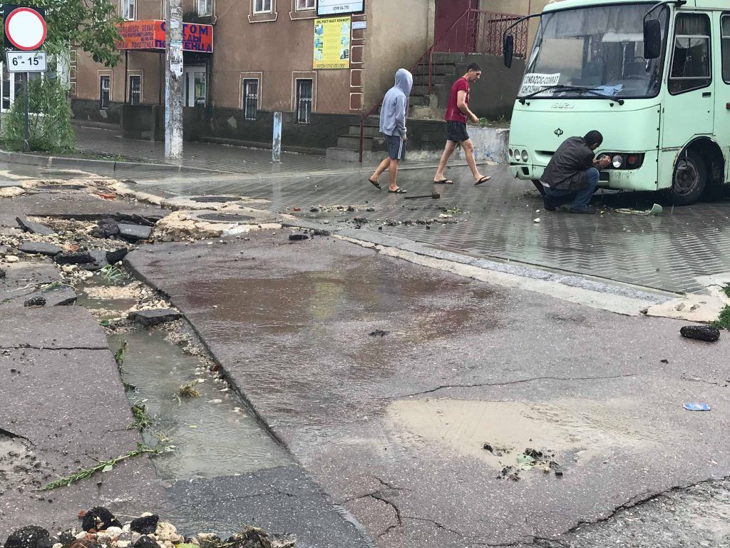 В центре Комрата поднялся асфальт, в яму угодил пассажирский автобус