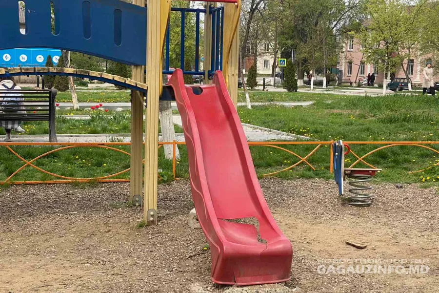 Родители в Вулканештах о состоянии детских площадок: Источник опасности