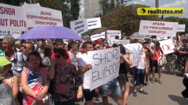 Orheienii protestează în fața Judecătoriei Buiucani și cer eliberarea primarului: ”Îl vrem acasă pe Ilan Shor”