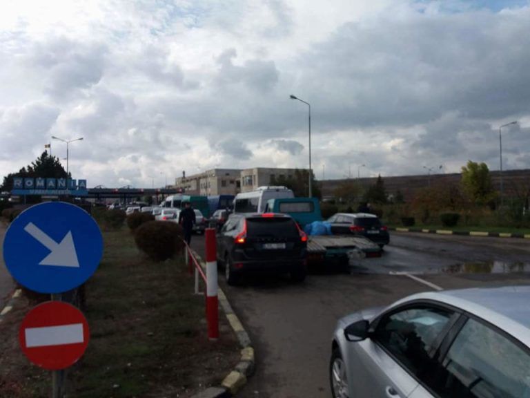 Cozi kilometrice și ore întregi de așteptare în vama Albița