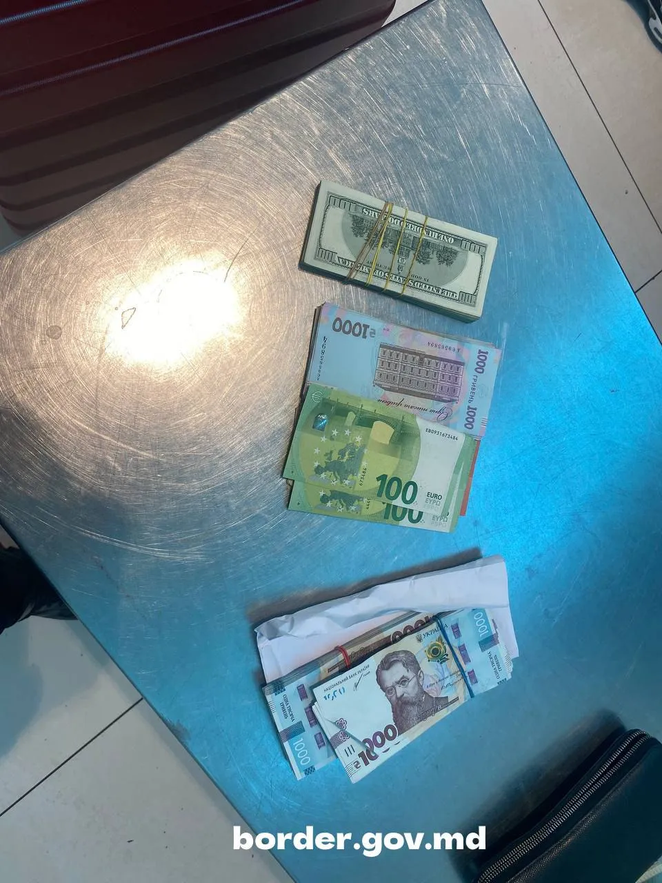 Иностранец пытался покинуть Молдову с незадекларированной валютой
