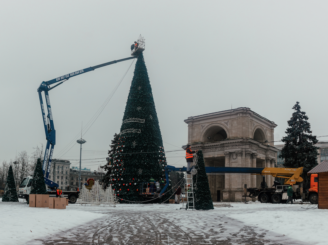 Новогоднюю елку в центре столицы разобрали