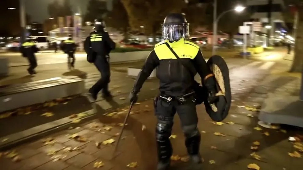 Incendieri și sloganuri antisemite: Revoltele izbucnesc din nou în Amsterdam