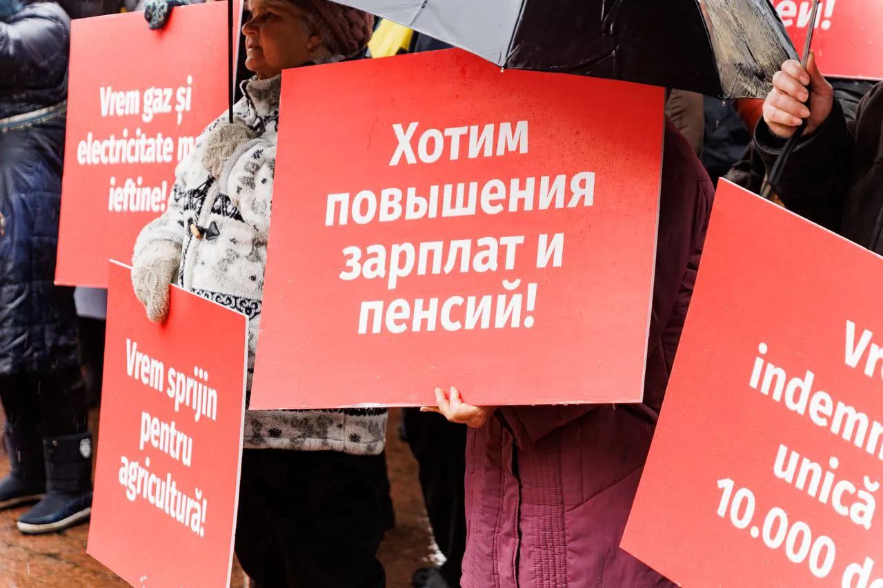 Сторонники партии "Шор" вышли на протест к зданию парламента