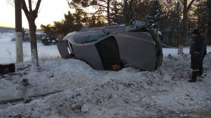 Un automobil a intrat într-un autobuz, după care a zburat într-un copac