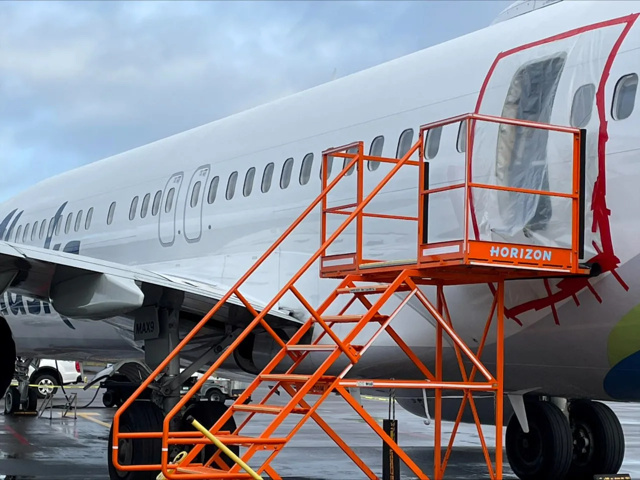 Глава Boeing признал проблемы с лайнером 737 с оторвавшейся в полете дверью