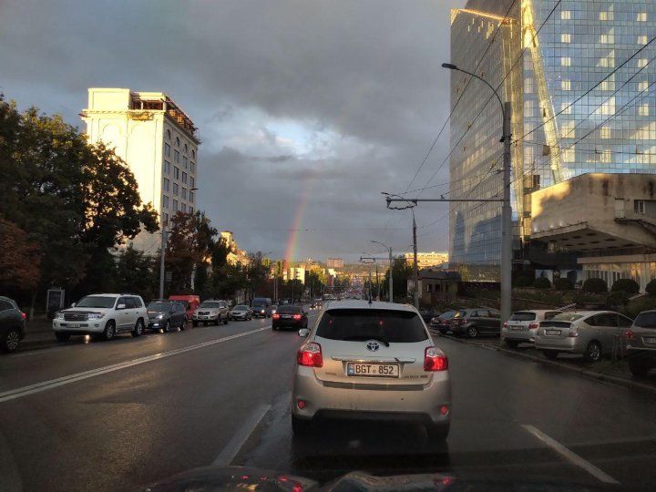 После проливных дождей в небе над Кишиневом появилась радуга