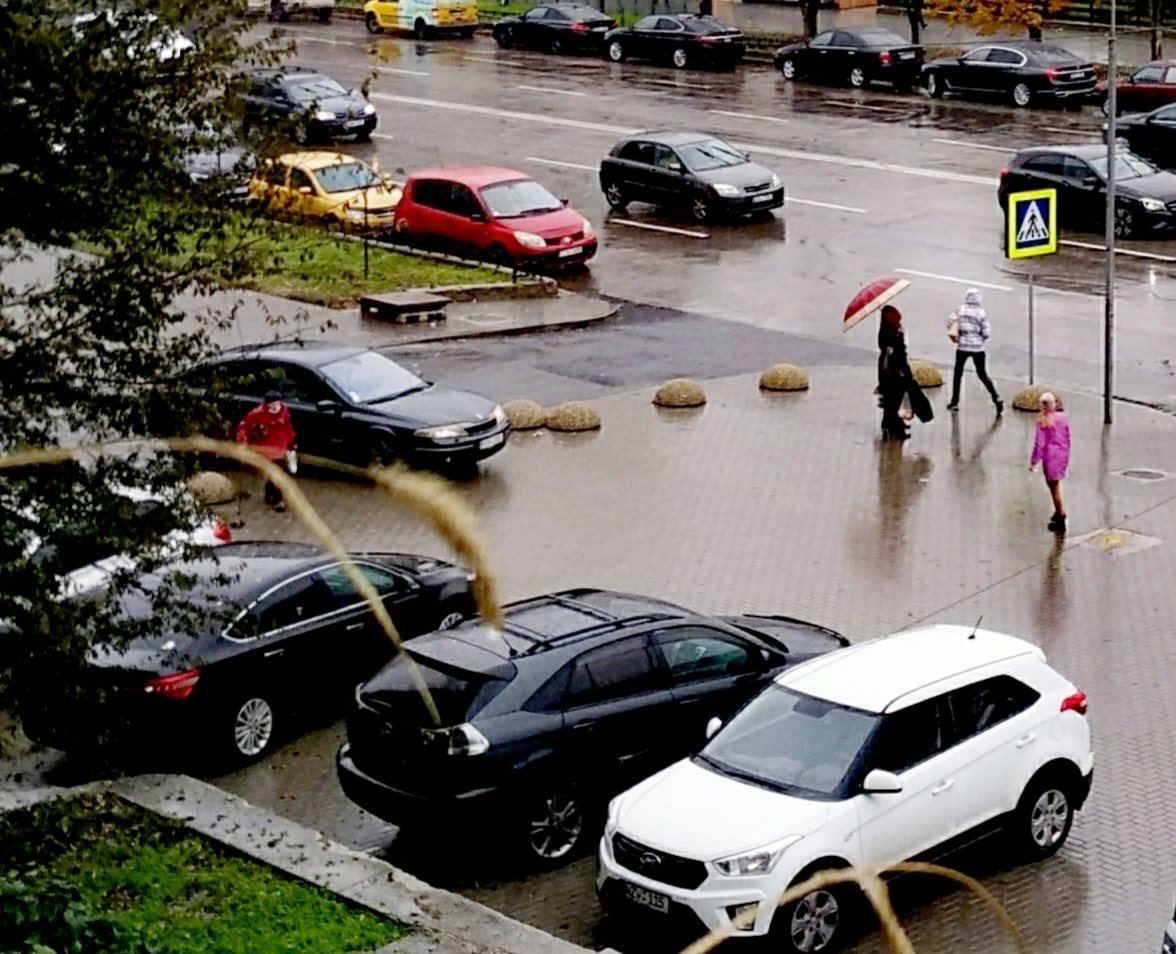 Водители на Рышкановке самовольно убирают ограничители, мешающие парковаться