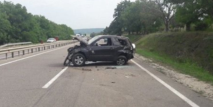 Un automobil, făcut zob: Şoferul ar fi pierdut controlul volanului