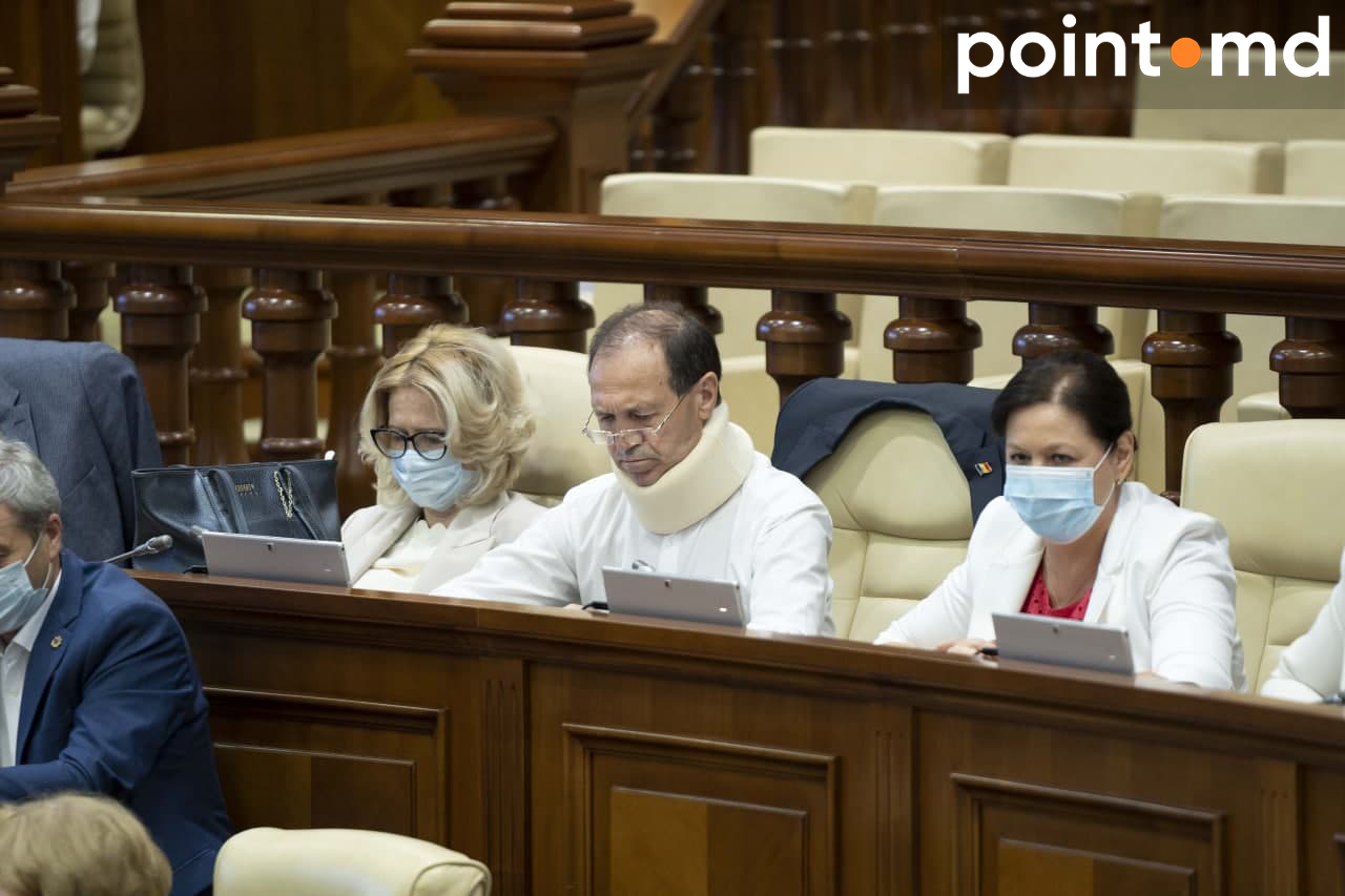 Депутат от ИБКС пришел на заседание парламента в бандаже для шеи