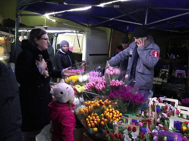 Мужчины “штурмуют” столичный цветочный рынок в преддверии 8 Марта
