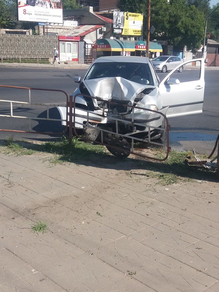 На улице Измаильской автомобиль врезался в столб