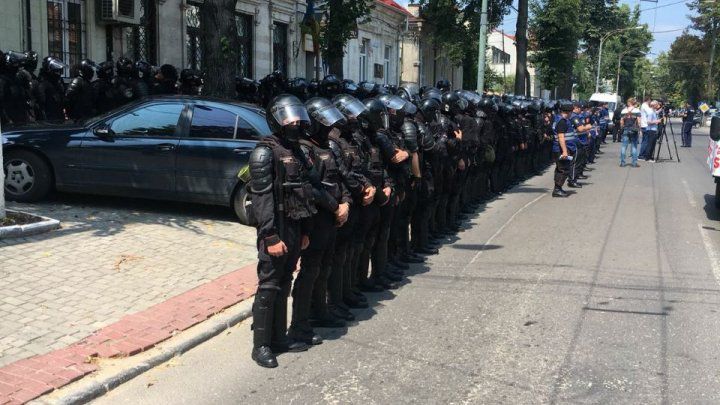 В центре Кишинева сторонники Шора заблокировали дорожное движение