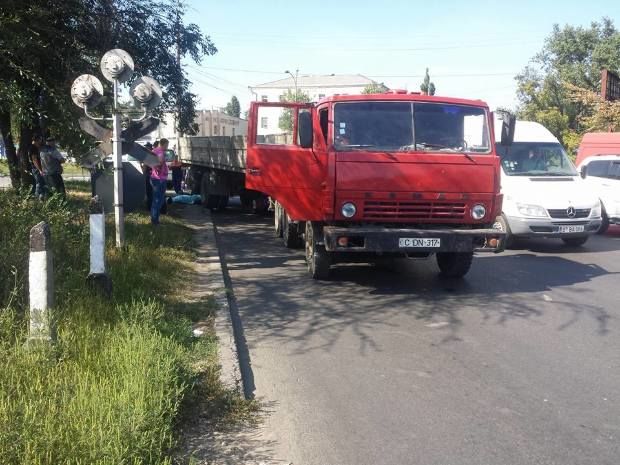 Un motociclist a ajuns sub roțile unui camion. Accidentul teribil a avut loc în sectorul Centru al Capitalei
