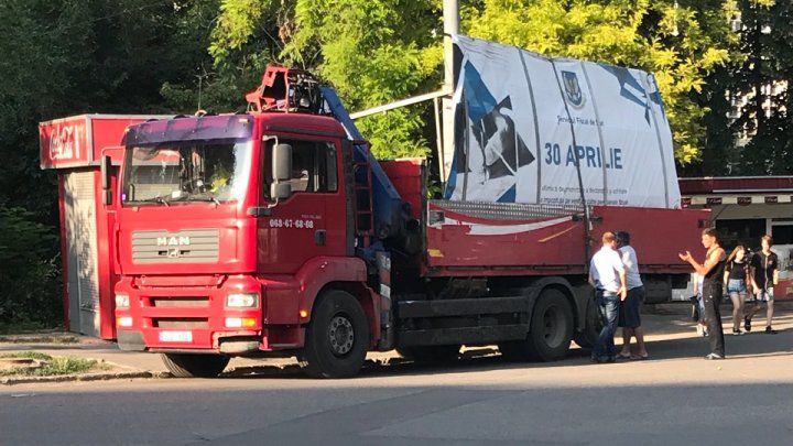 Коммунальщики разобрали остановку, на которой заснул полуголый мужчина