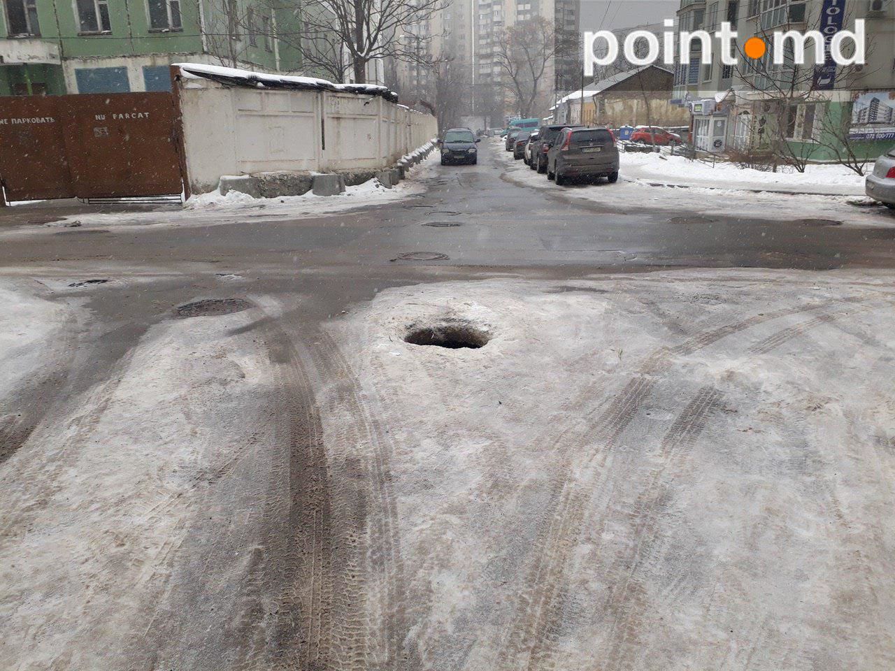Открытый канализационный люк угрожает жизни кишиневцев