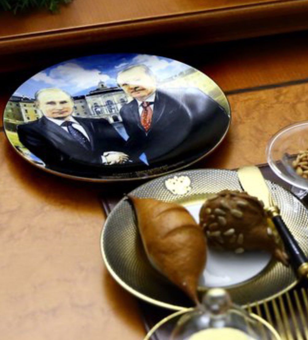 На переговорах Путина и Эрдогана подали тарелки с их портретами
