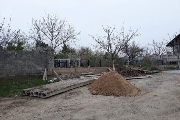 В Комрате восстанавливают упавшее ограждение старого кладбища