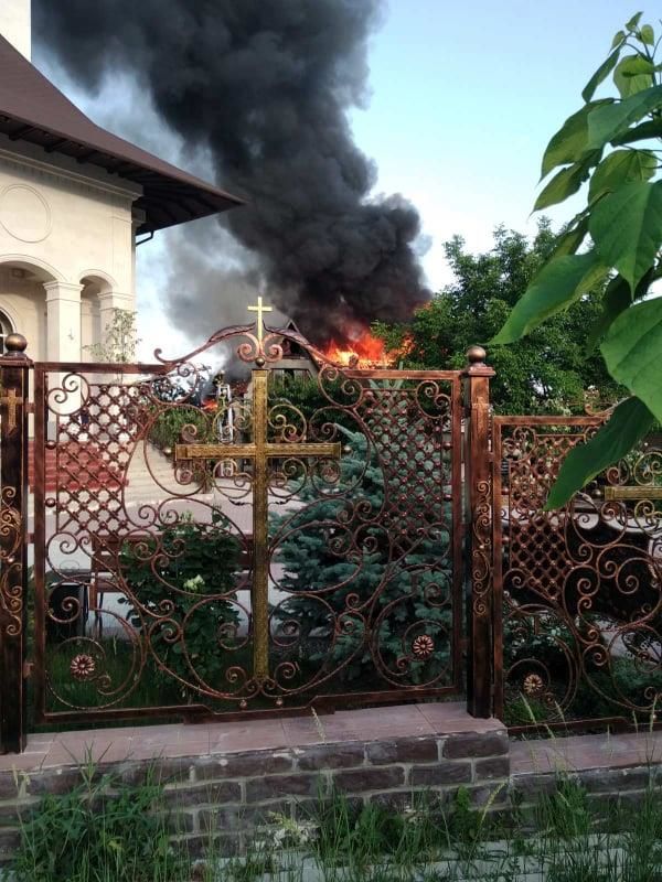 В Думбраве загорелся трехэтажный дом во дворе церкви