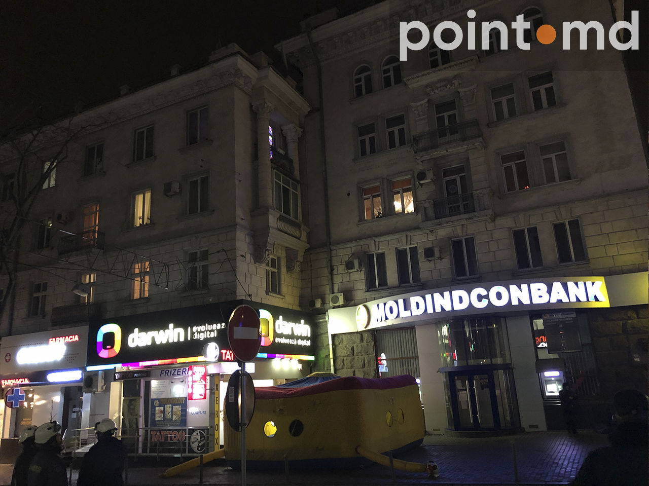 В центре Кишинева мужчина пытался сброситься с крыши здания