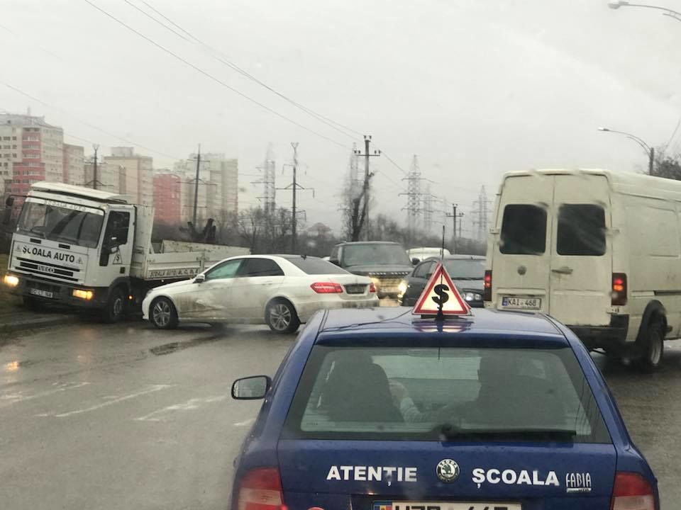Accident de lux în Capitală cu implicarea unui autoturism al școlii auto
