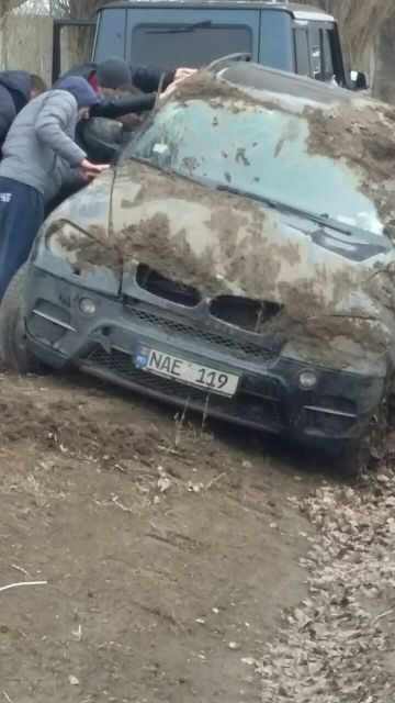 A tras o sperietură soră cu moartea: Un şofer s-a răsturnat cu maşina într-un şanţ