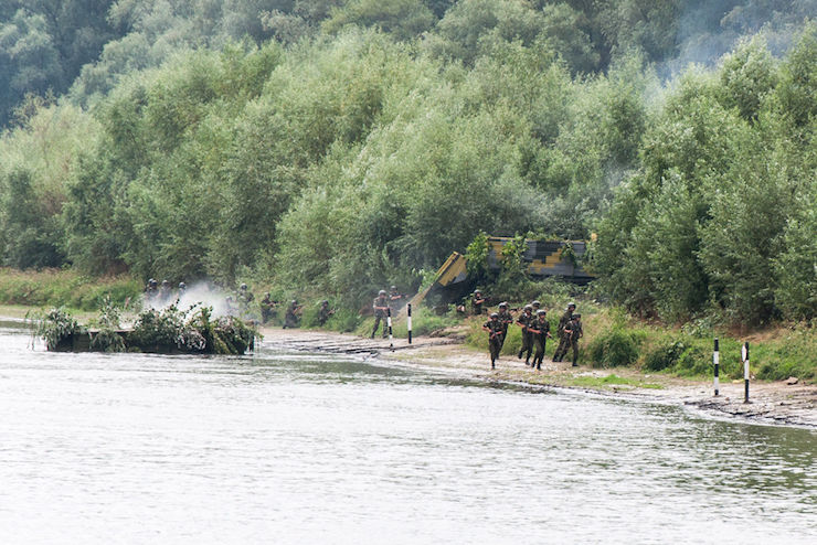 Exerciţii militare în Transnistria, cu blindate și arme de ultima generație