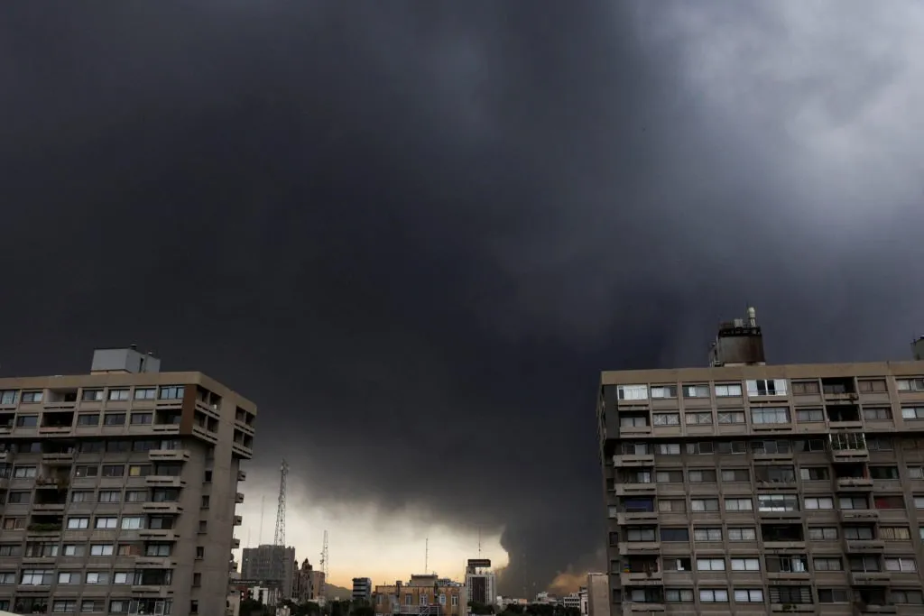 Черная вода обрушилась с неба: из-за войны в Иране на Землю выпал смертоносный дождь
