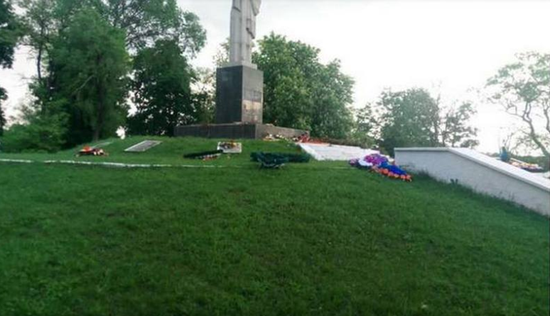 В Рышканах неизвестные разбросали венки у памятника героям ВОВ