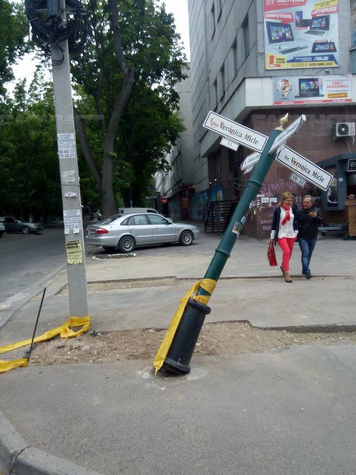 В центре Кишинева неизвестные повалили указатель улиц