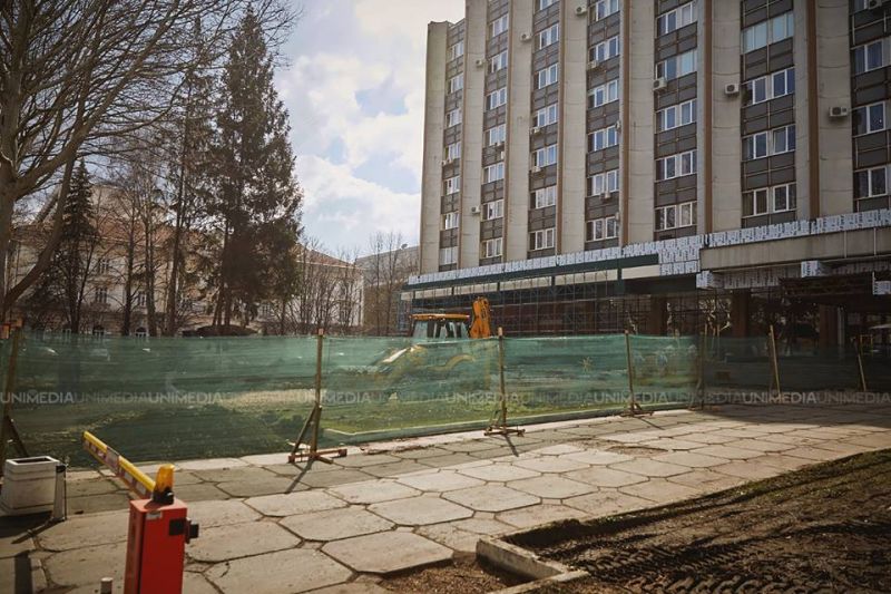 В Доме профсоюзов проводится ремонт и благоустройство территории