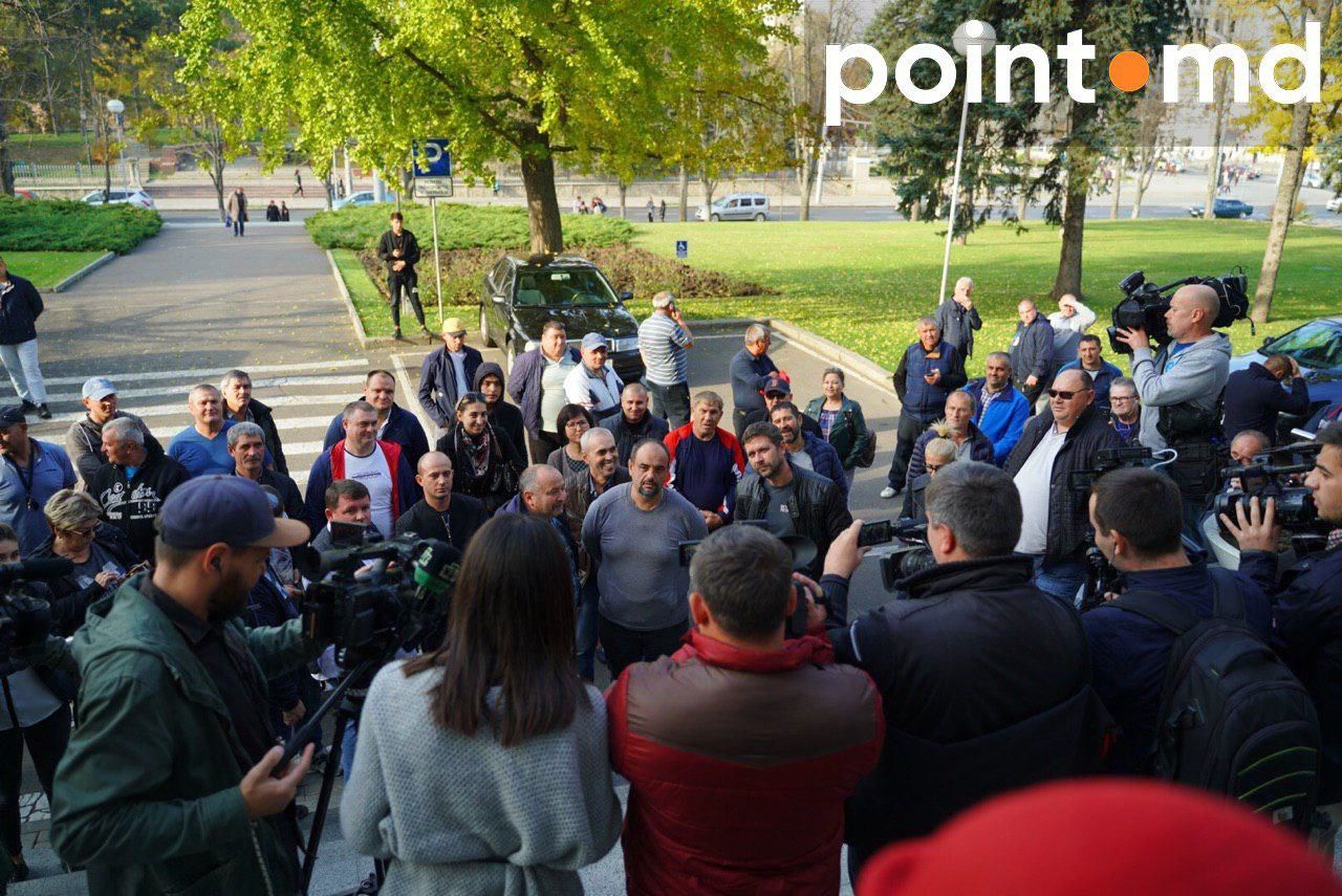 Транспортники перед зданием правительства требуют, чтобы к ним пришел Брынзан