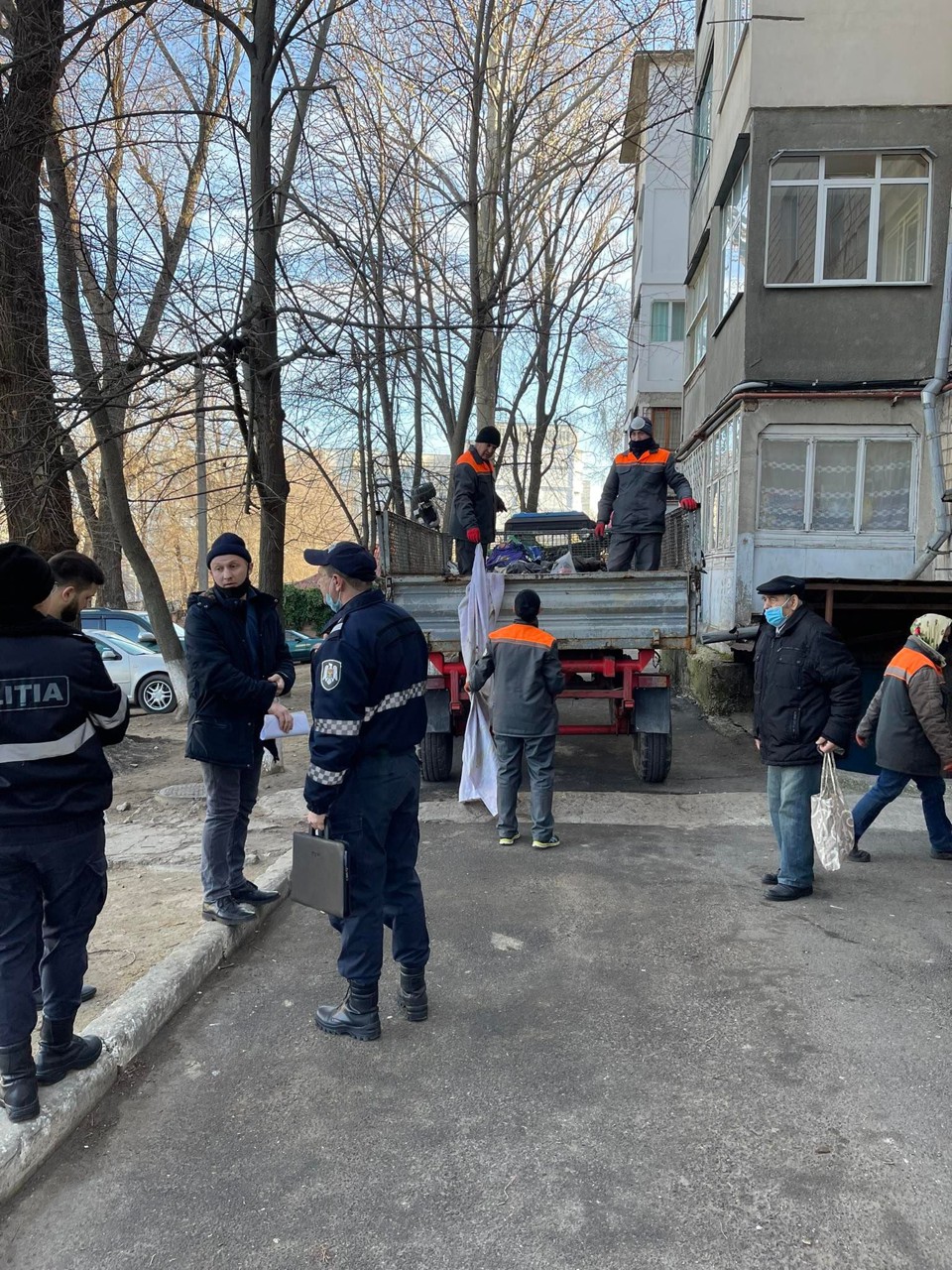 В Кишиневе из квартиры вывезли два прицепа мусора после жалобы соседей