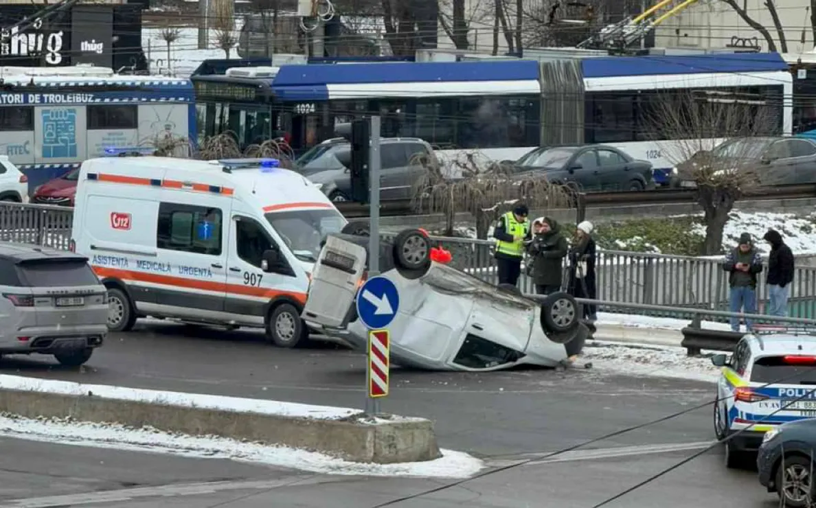 В Кишиневе на мосту у Телецентра перевернулся грузовой фургон