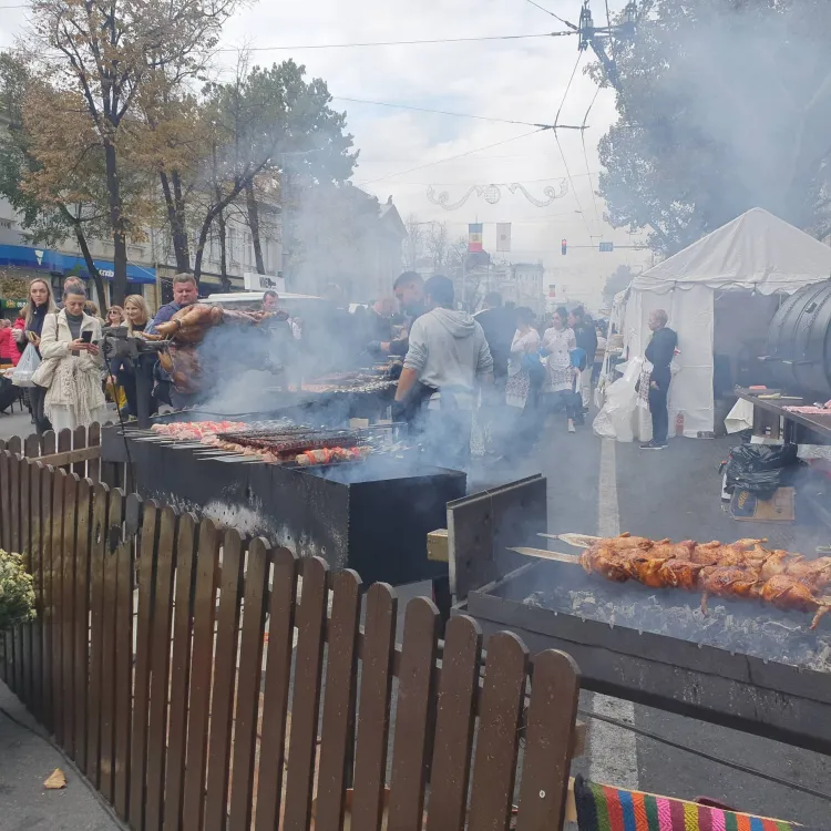 Праздник, музыка, еда: в центре Кишинева сотни людей отмечают День города
