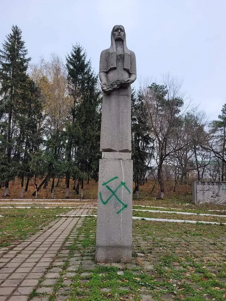 В Молдове вандалы нанесли свастику на памятники мемориала советским воинам