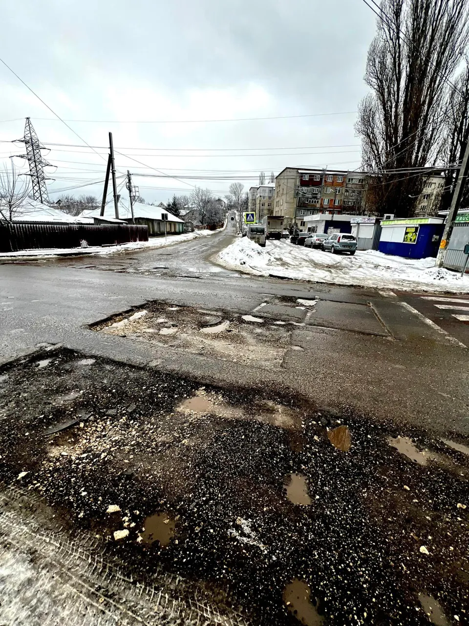 Водители жалуются, что выбоины на дороге: Дорог нет, одни ямы