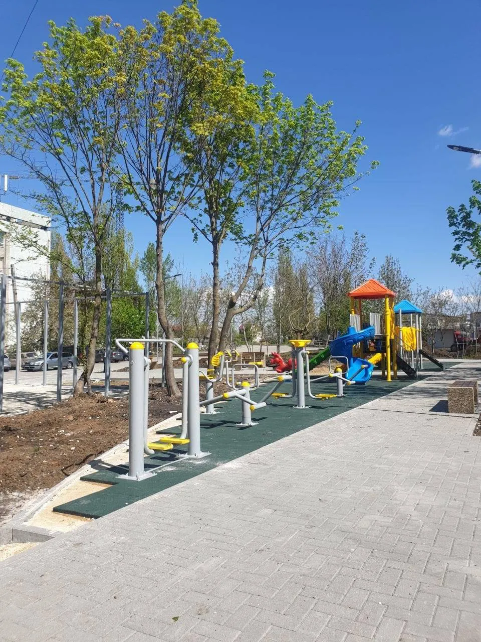 На Яловенской улице установлены две детские площадки и одно фитнес-поле