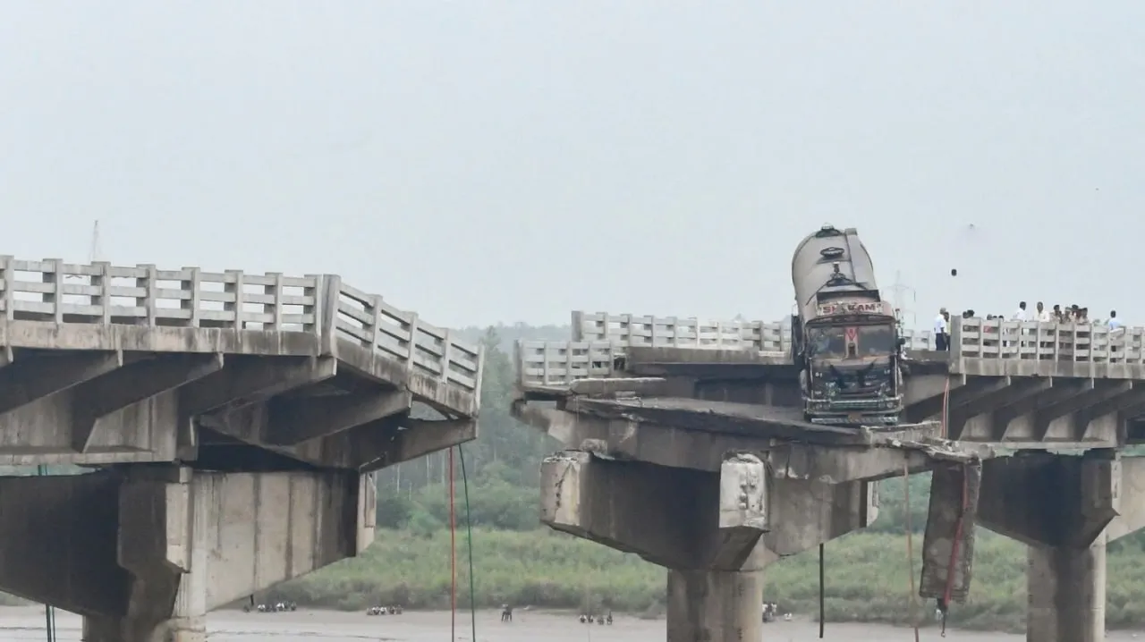 Un pod rutier cu zeci de persoane pe el s-a prăbușit în India
