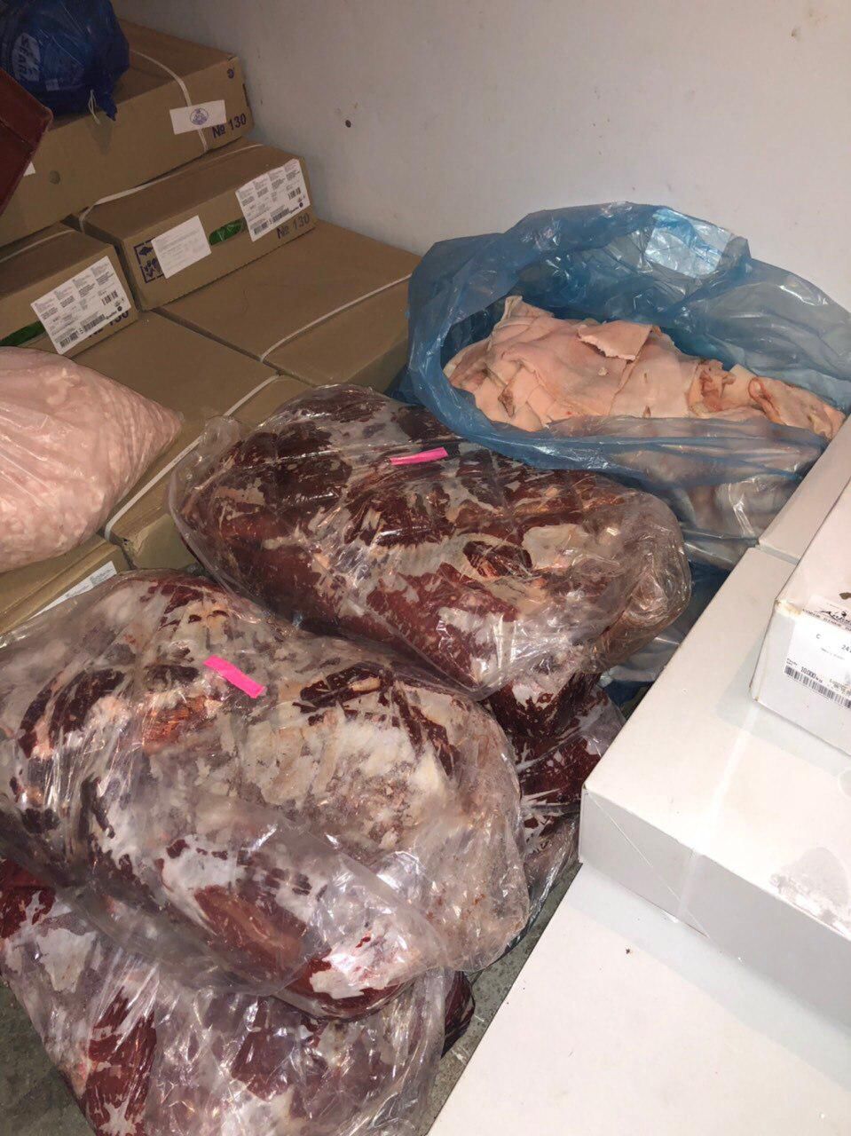 Полиция конфисковала тонны мясных изделий, просроченных и без указания срока годности