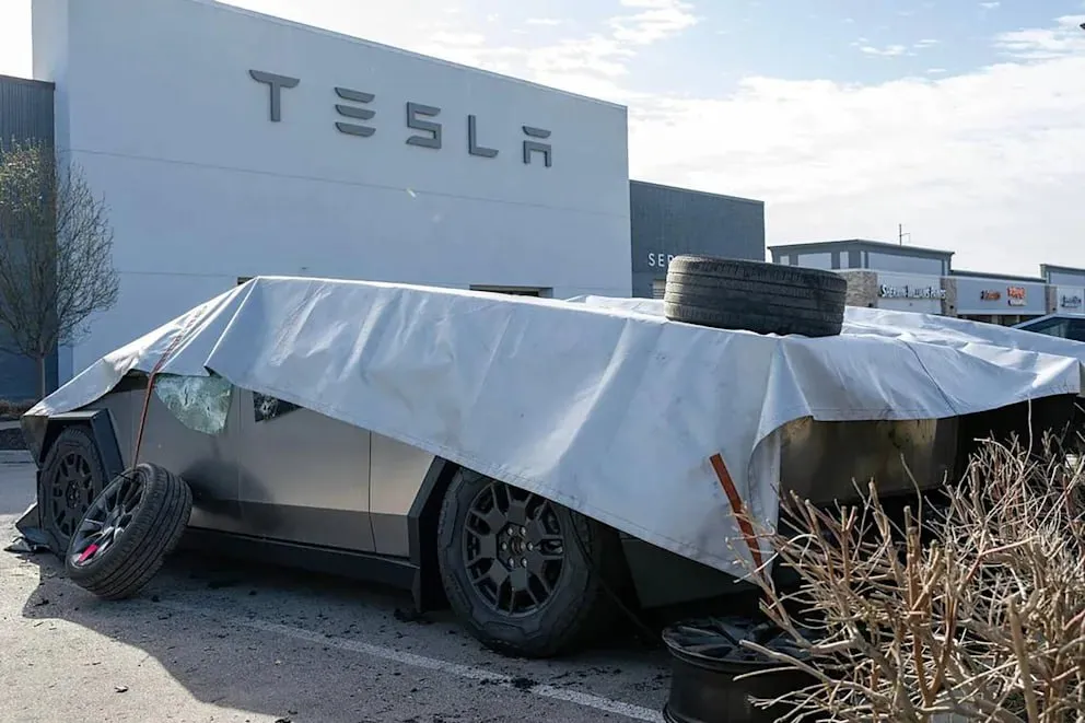 Criticii lui Elon Musk continuă să atace saloanele Tesla și chiar mașinile individuale