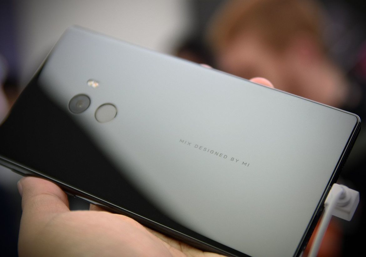 Появились "живые" фото планшетофона Xiaomi Mi MIX