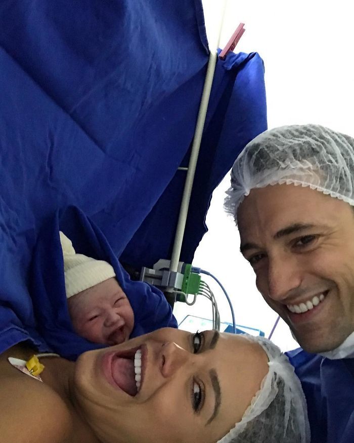 Cel mai tare selfie din maternitate. Bebeluşul care s-a născut râzând
