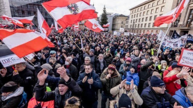 В Вене тысячи людей выступили против обязательной вакцинации