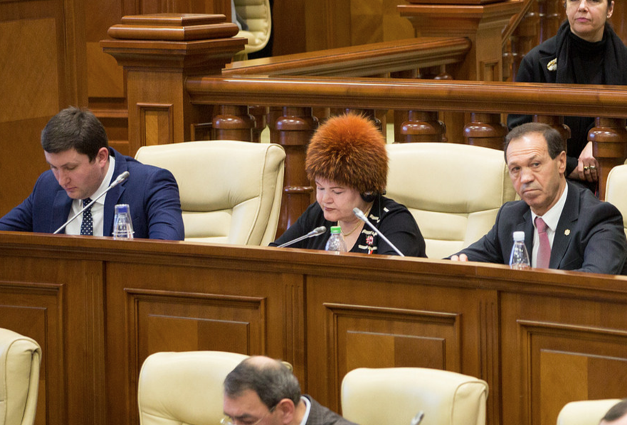 Мода в парламенте: Депутат Хренова поразила всех шапкой из натурального меха