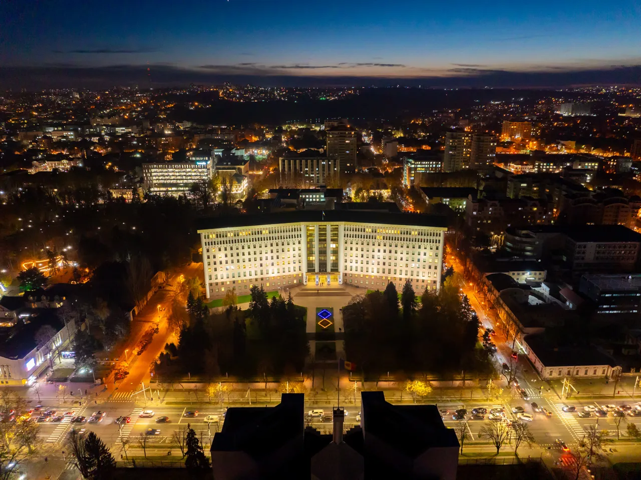 Scuarul Parlamentului Republicii Moldova, iluminat în culorile drapelului ucrainean