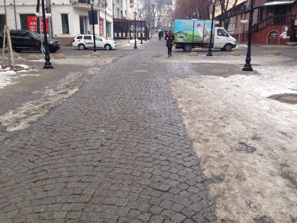 Dezastru pe strada pietonală din Chișinău: Mormane de gunoaie ies de sub zăpadă